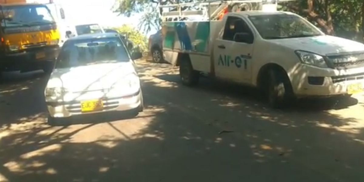 Retienen vehículos de Air-e en Taganga. 