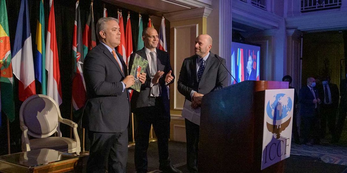 El presidente de la organización, James Deutsch, hizo el anuncio al leer una carta durante la entrega al presidente Iván Duque del prestigioso premio internacional.