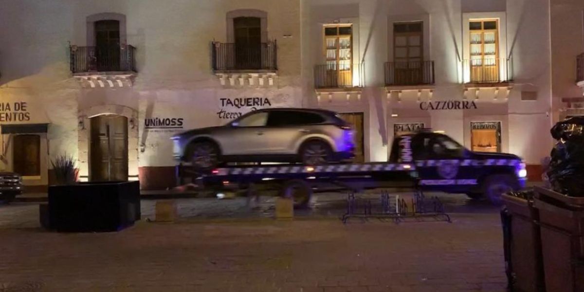 @Unidosxmexi Camioneta abandonada con cuerpos adentro.