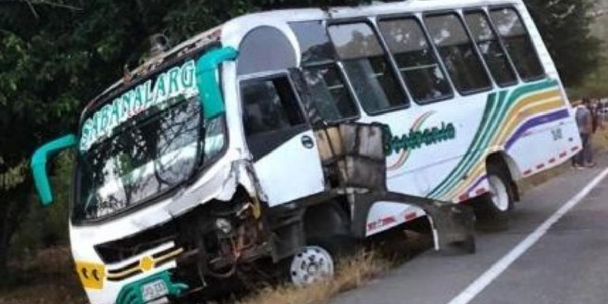 Facebook Bus accidentado en La Cordialidad tras arrollar a una vaca.