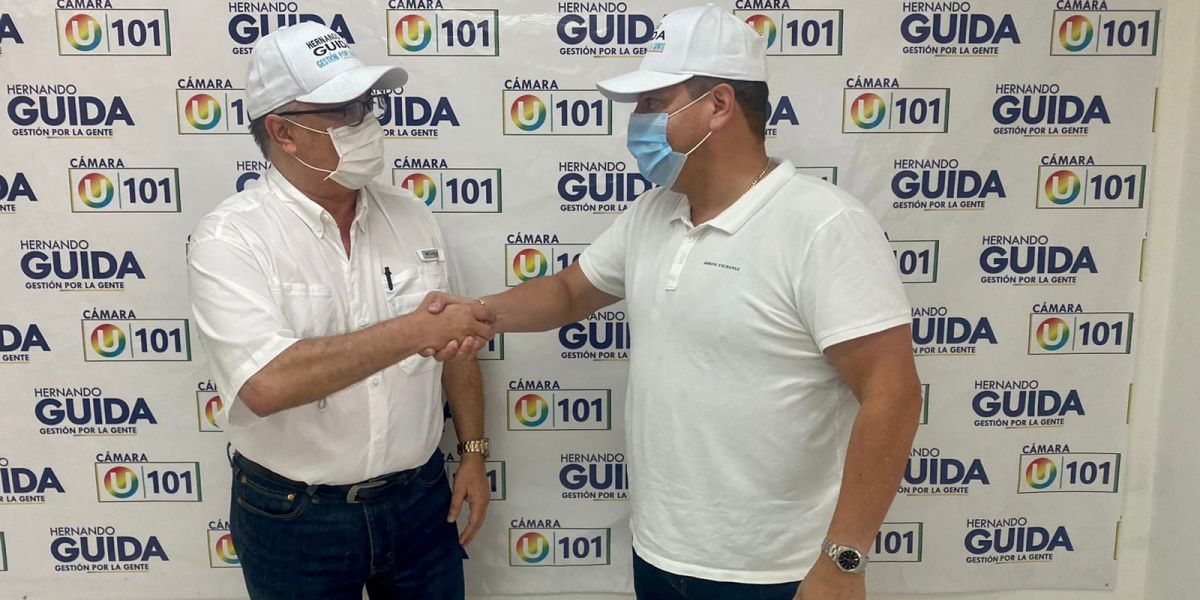 Álex Velásquez saluda al candidato Hernando Guida en la sede de campaña.