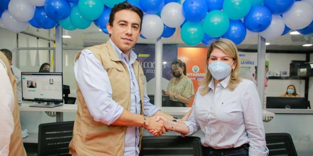 El registrador Nacional, Alexander Vega y la alcaldesa Virna Johnson, durante la inauguración.