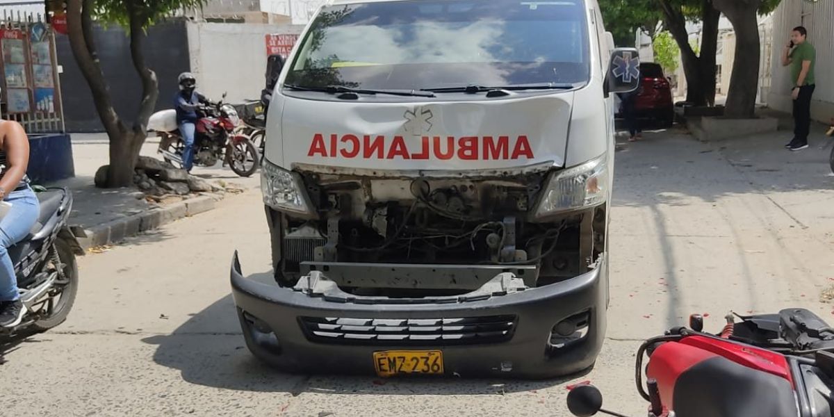 La ambulancia, al parecer, era conducida en exceso de velocidad. 