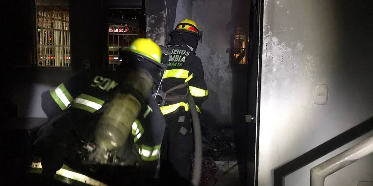 Unidades del Cuerpo de Bomberos Voluntarios de Santa Marta, atendieron emergencia por incendio estructural en la urbanización Terranova.