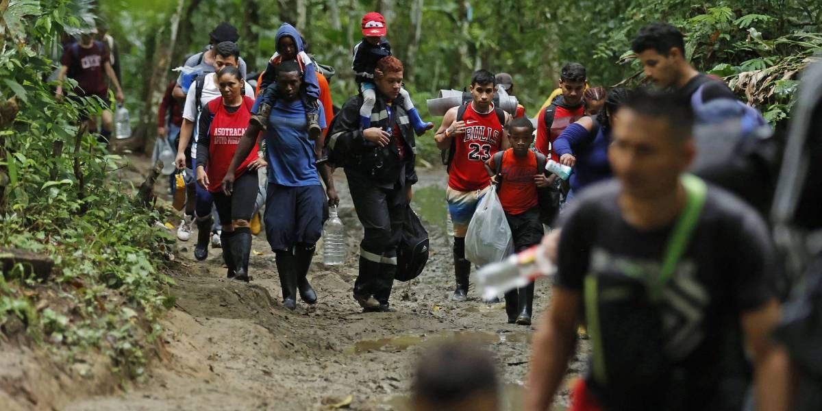 Miles de venezolanos han estado ingresando cada mes a EE.UU. a través de la frontera con México.