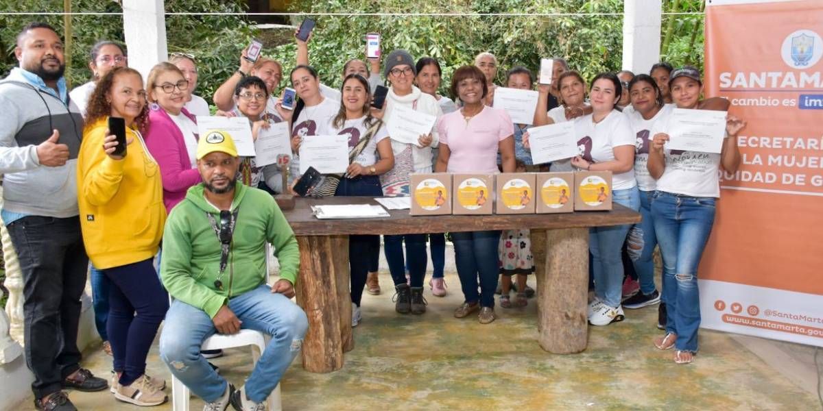 Estas mujeres recibieron sus respectivos certificados como constancia de esta nueva formación.