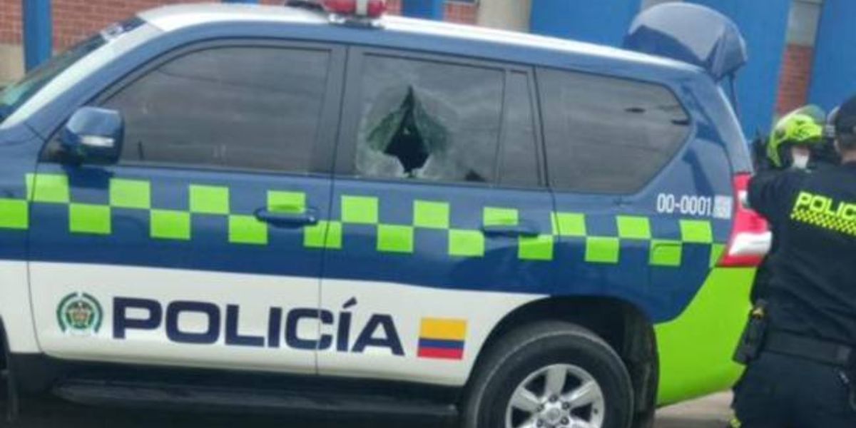 Camioneta del Director de la Policía impactada.