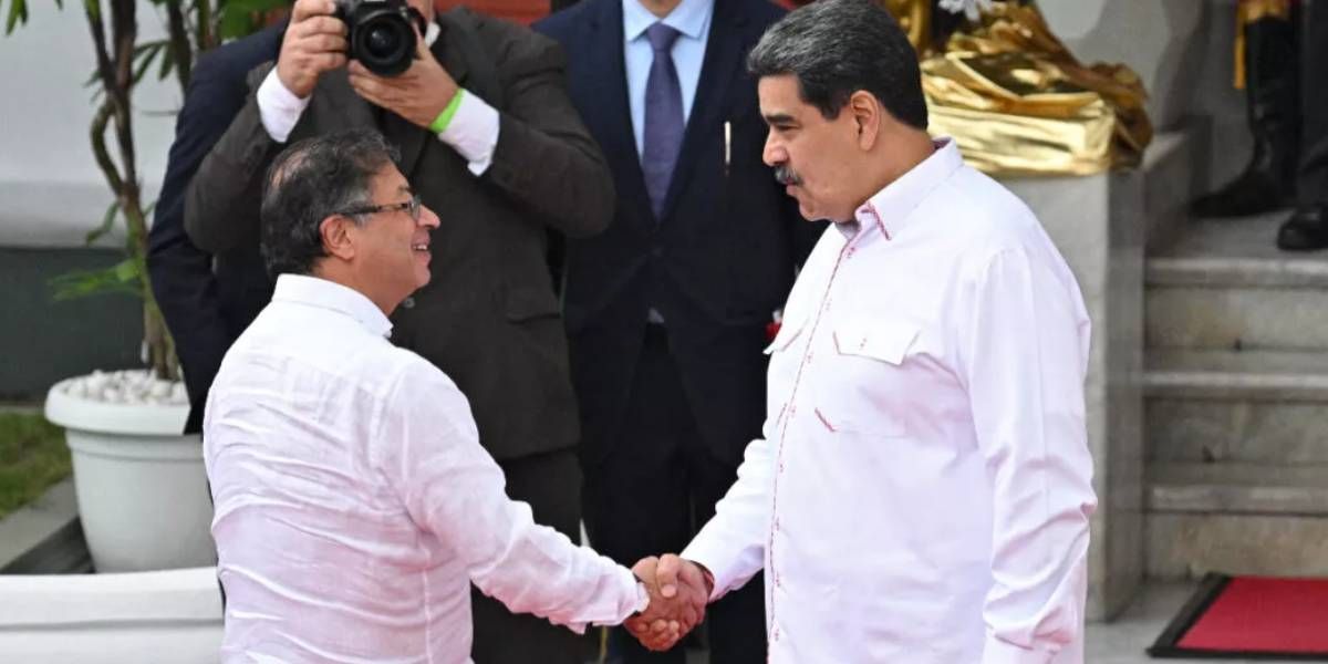 Apretón de manos entre el presidente de Colombia y Venezuela 