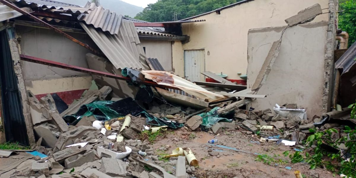 El vehículo colisionó contra la zona de baños y la sala de informática.