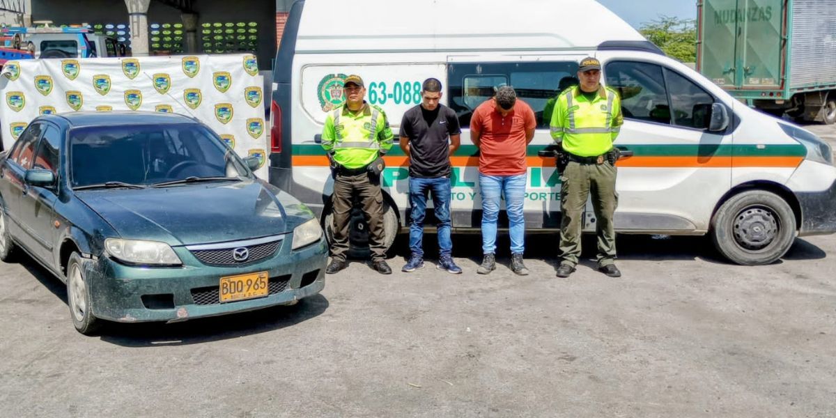 Policía Metropolitana de Santa Marta Los capturados y el vehículo recuperado fueron dejados a disposición de la Fiscalía General de la Nación.