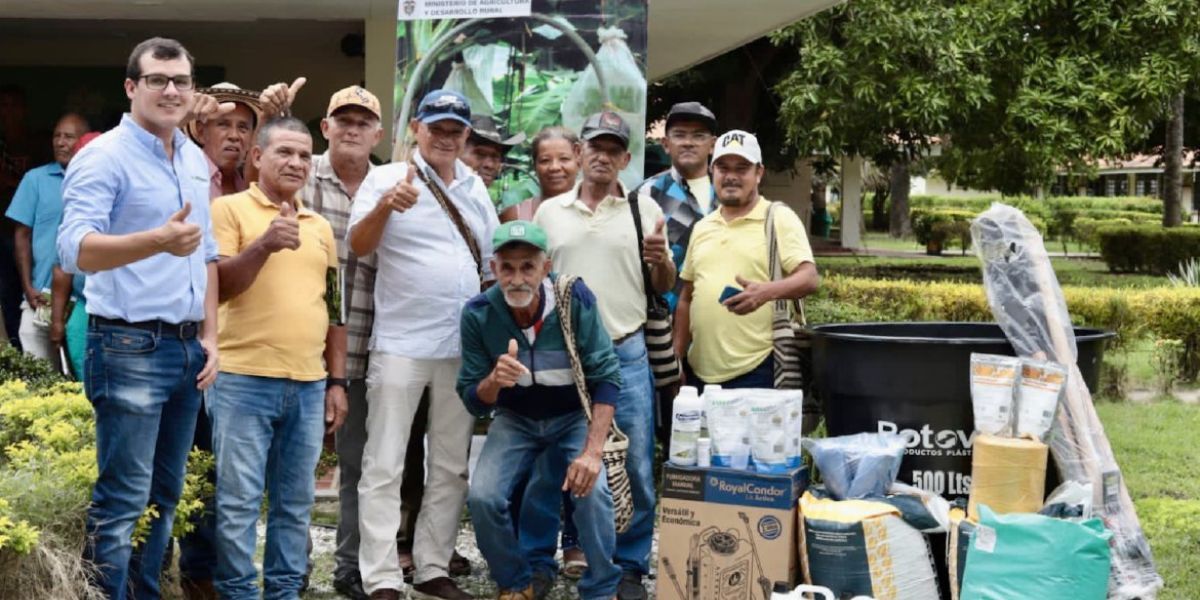 Cortesía Director de Asbama con pequeños y medianos productores de banano.