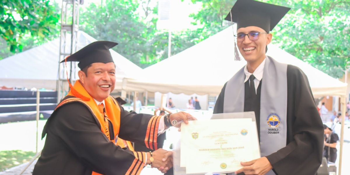 De la mano del rector recibieron su diploma. 