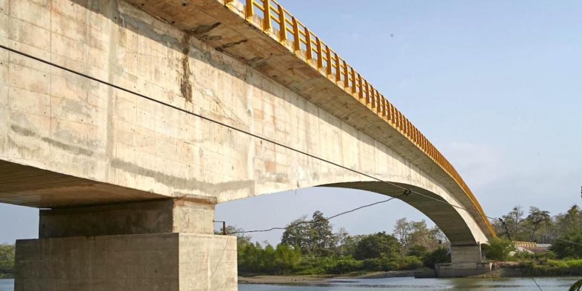 El puente Valencia sobre el Río Sinú.