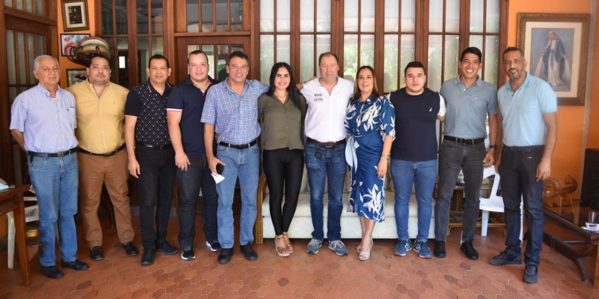 Cortesía Varios de los líderes mostrando su apoyo a Miguel Pinedo.