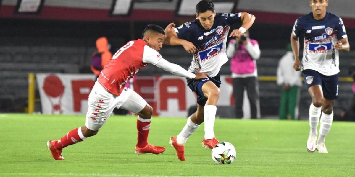 Dimayor Fabián Sambueza intentando eludir la marca santafereña.