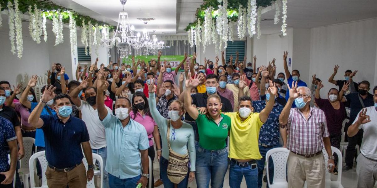 Norma Vera Salazar, con el público asistente.
