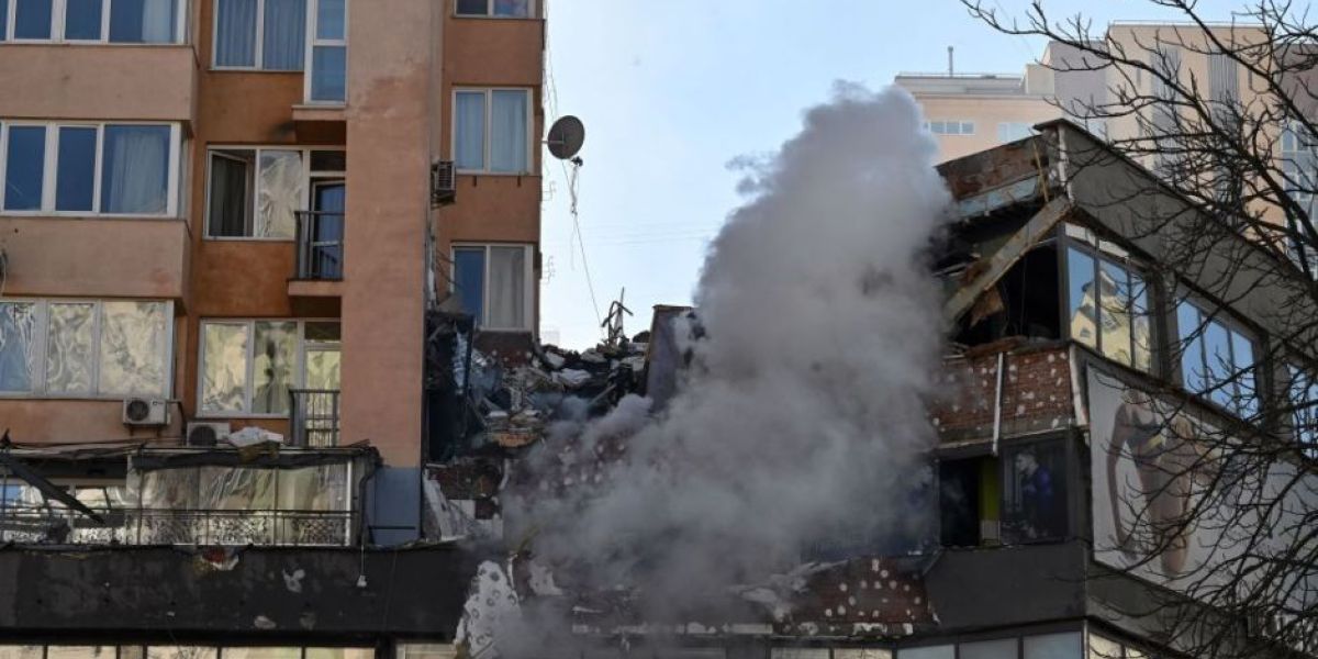 Un edificio fue impactado por un misil. 