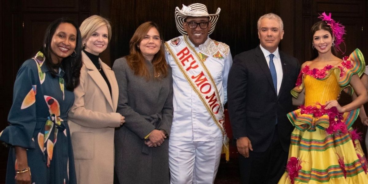 La ministra de Cultura, Angélica Mayolo; la directora de Carnaval SAS, Sandra Gómez; la secretaria de Cultura de Barranquilla, María Teresa Fernández; el Rey Momo 2022, Kevin Torres; el Presidente de la República, Iván Duque y la Reina del Carnaval de Barranquilla 2022, Valeria Charris Salcedo.