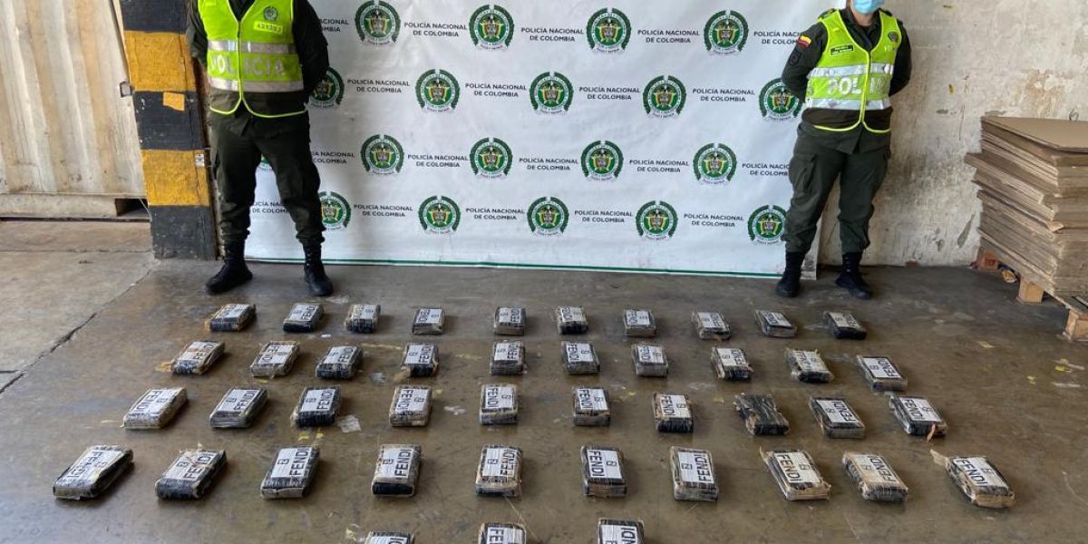 Con sofisticado equipo de rayos X incautan 44 mil gramos de cocaína.