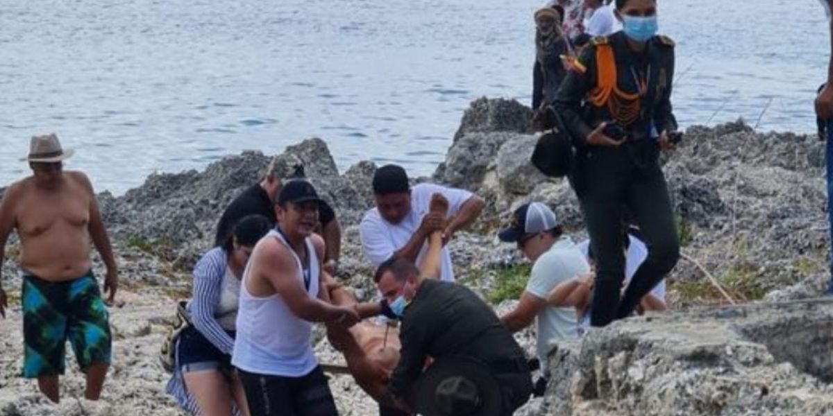 Momento en que auxiliaban al turista extranjero, que murió poco después.