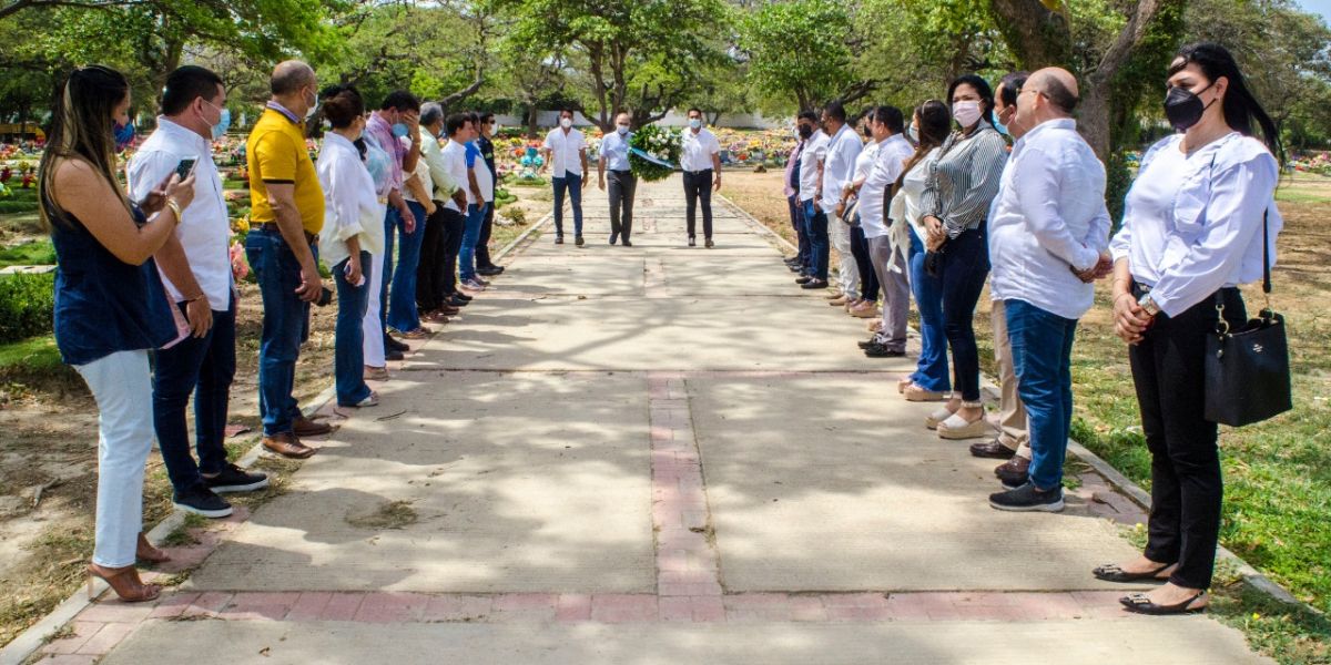 La ofrenda floral se realizó en el cementerio Jardines de Paz 