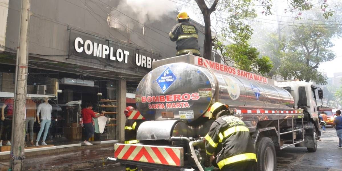 Bomberos atendiendo la emergencia.