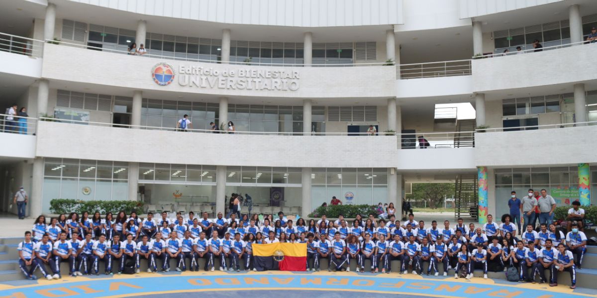 Durante este acto de entrega de los uniformes a los estudiantes deportistas hizo énfasis en el compromiso de una educación de alta calidad.