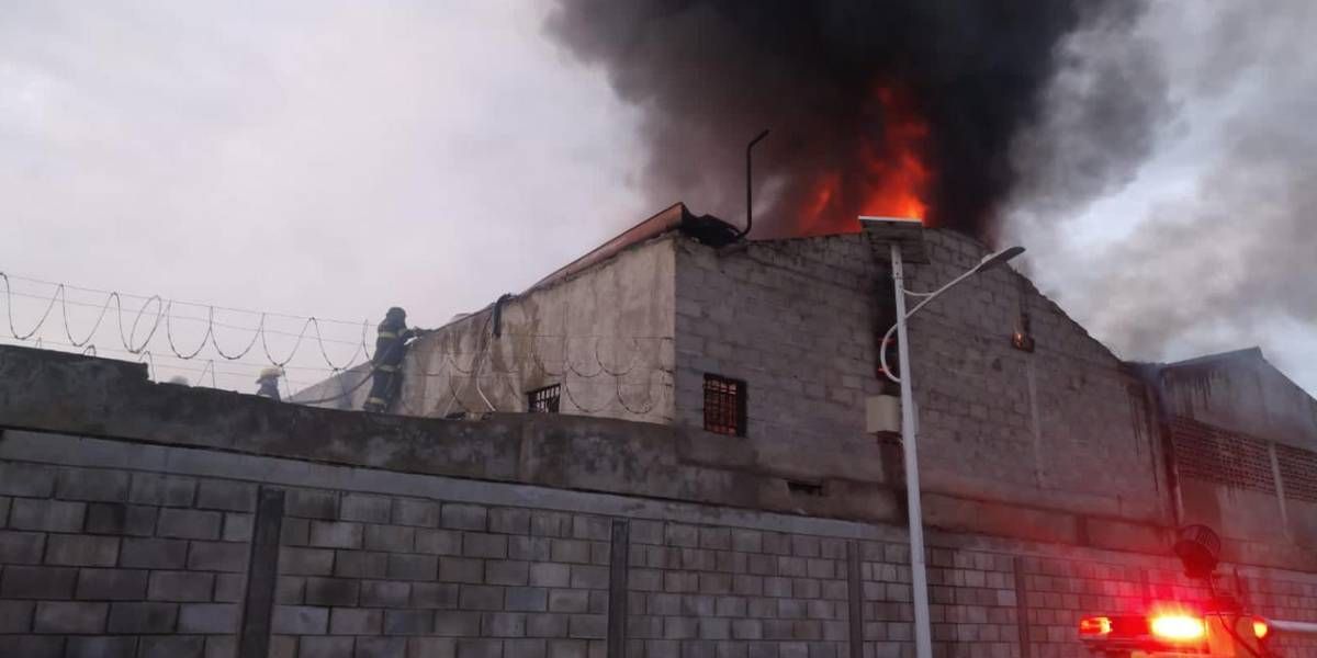 Cortesía Incendio en el local comercial del Mercado.