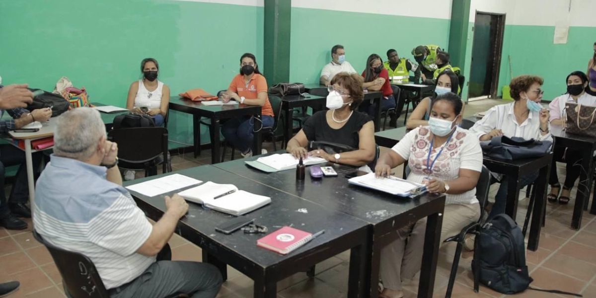 El equipo interdisciplinario se reunió durante el día con decenas de estudiantes para escuchar las denuncias.