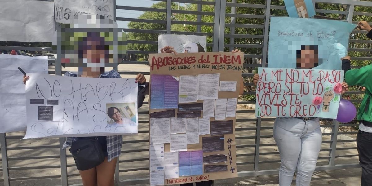 Estudiantes con sus pancartas a las afueras del Inem