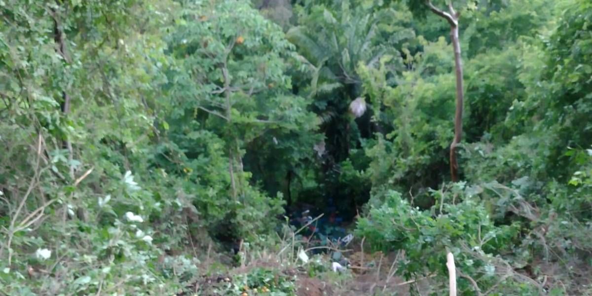 Seguimiento.co Esta foto muestra el lugar al que cayó el automóvil el día de ayer (jueves).