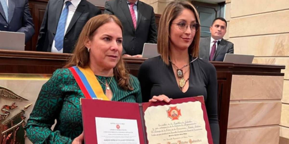 La representante Martha Villalba (izquierda), en la reciente condecoración.