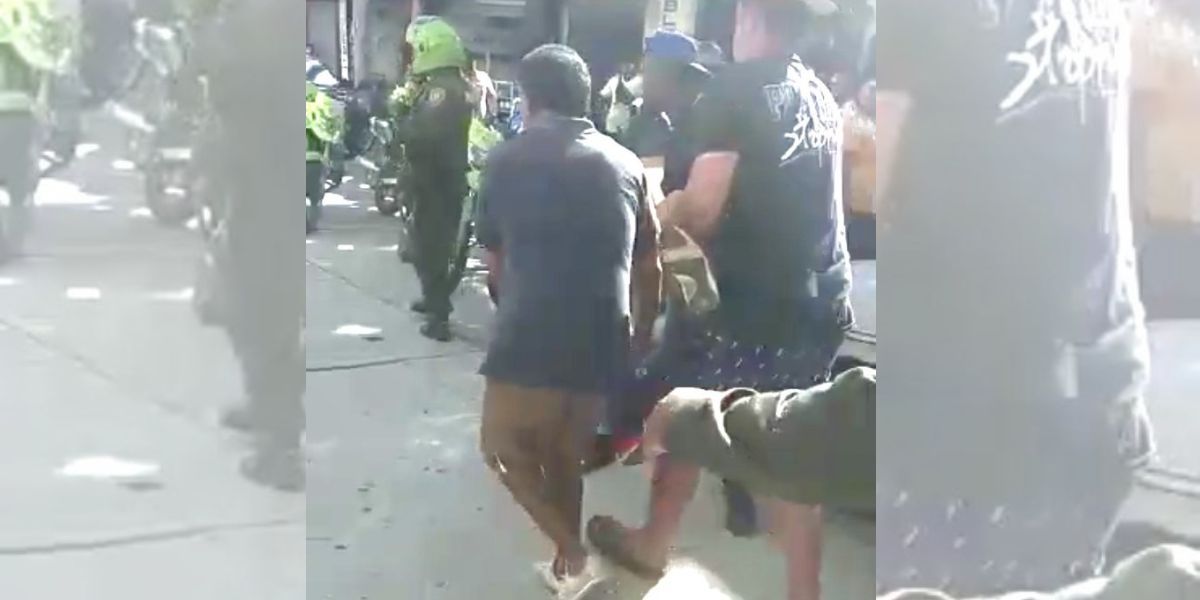 Captura de pantalla Momentos en que la mujer fue auxiliada.