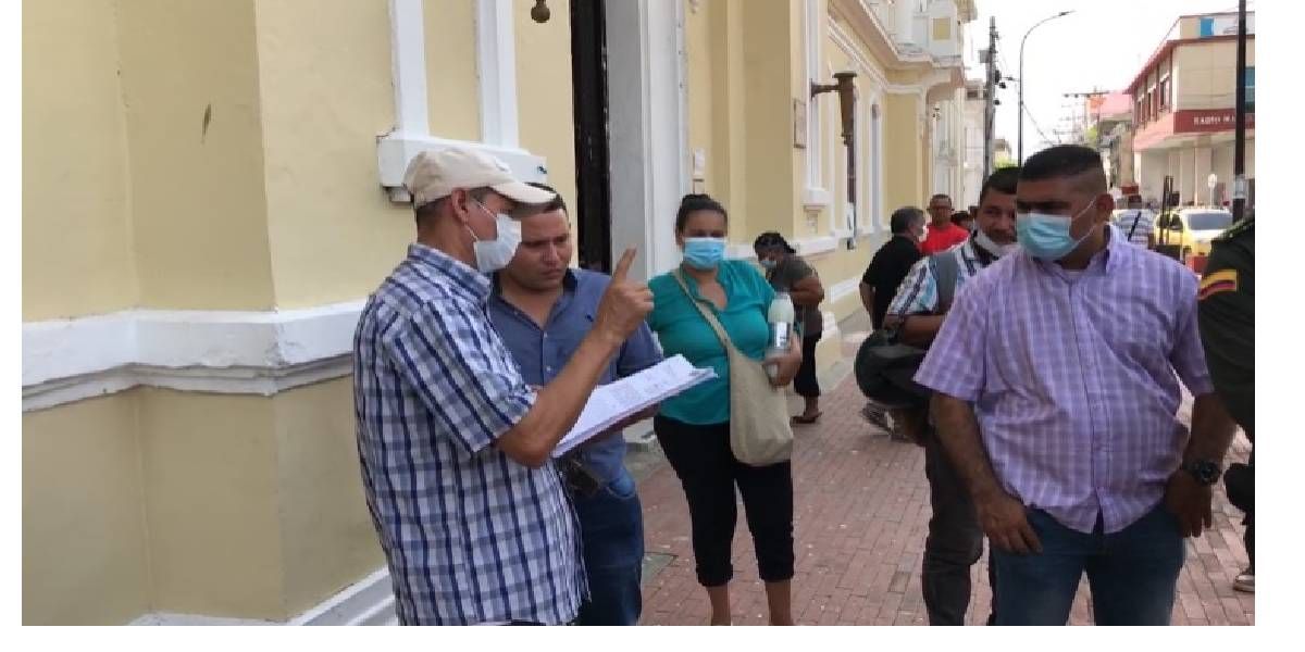 Seguimiento.co Chofer de buseta, protestando a las afueras de Alcaldía