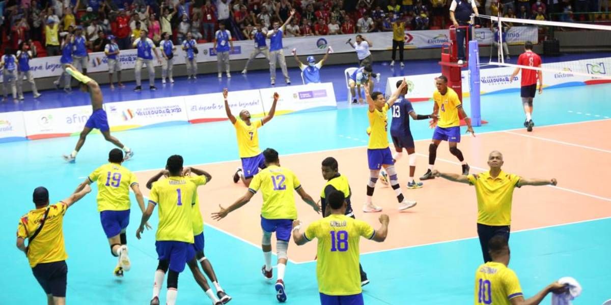 Selección de voleibol celebrando el triunfo.