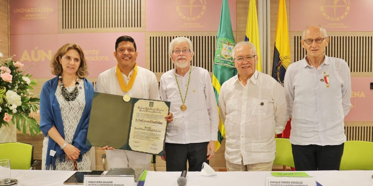 Condecoración al rector de la Universidad del Magdalena.