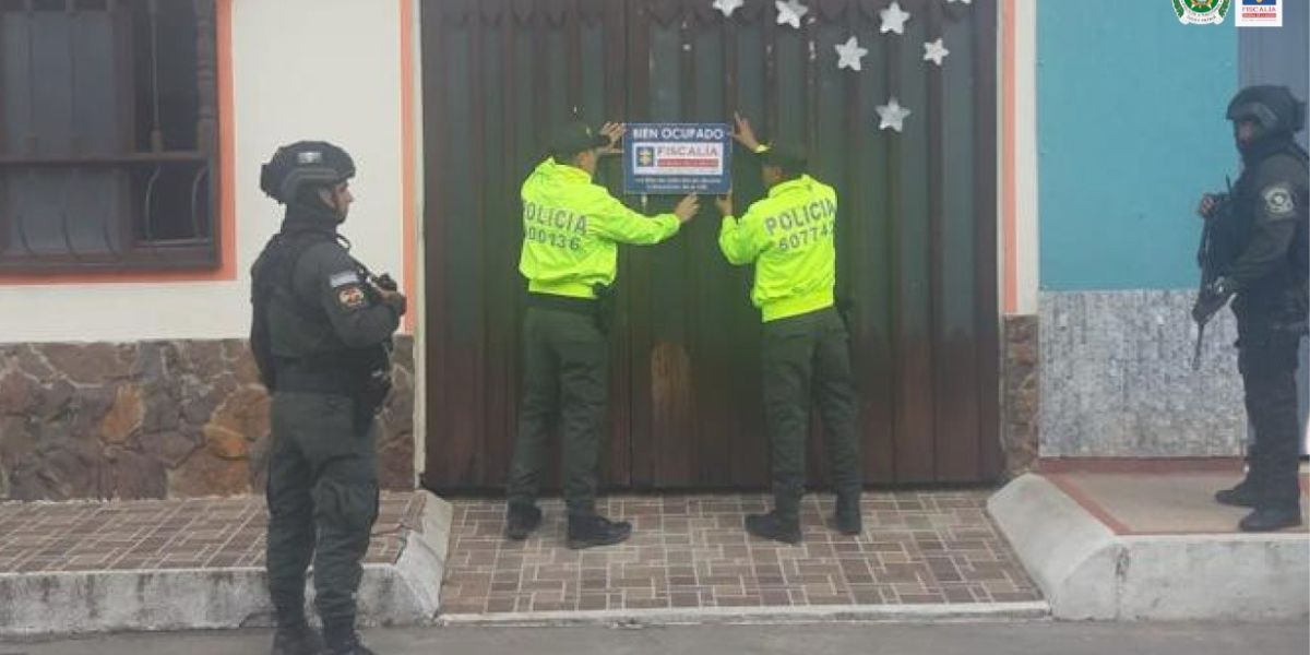 Fiscalía Se trata de dos predios rurales, dos urbanos, cinco vehículos y 166 semovientes.