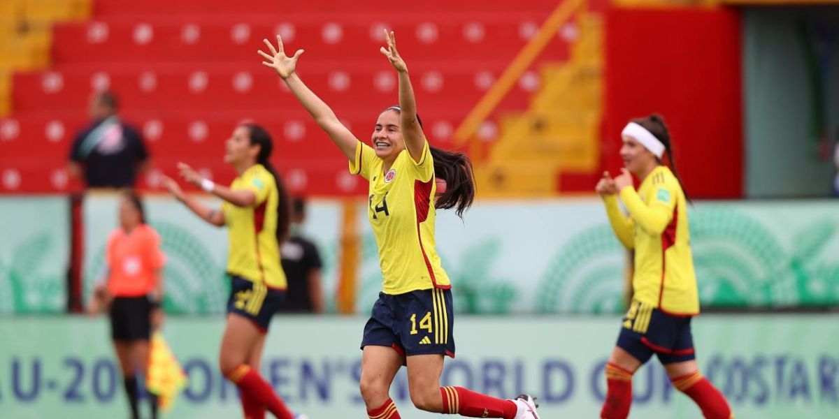 Mariana Muñoz celebrando su gol.