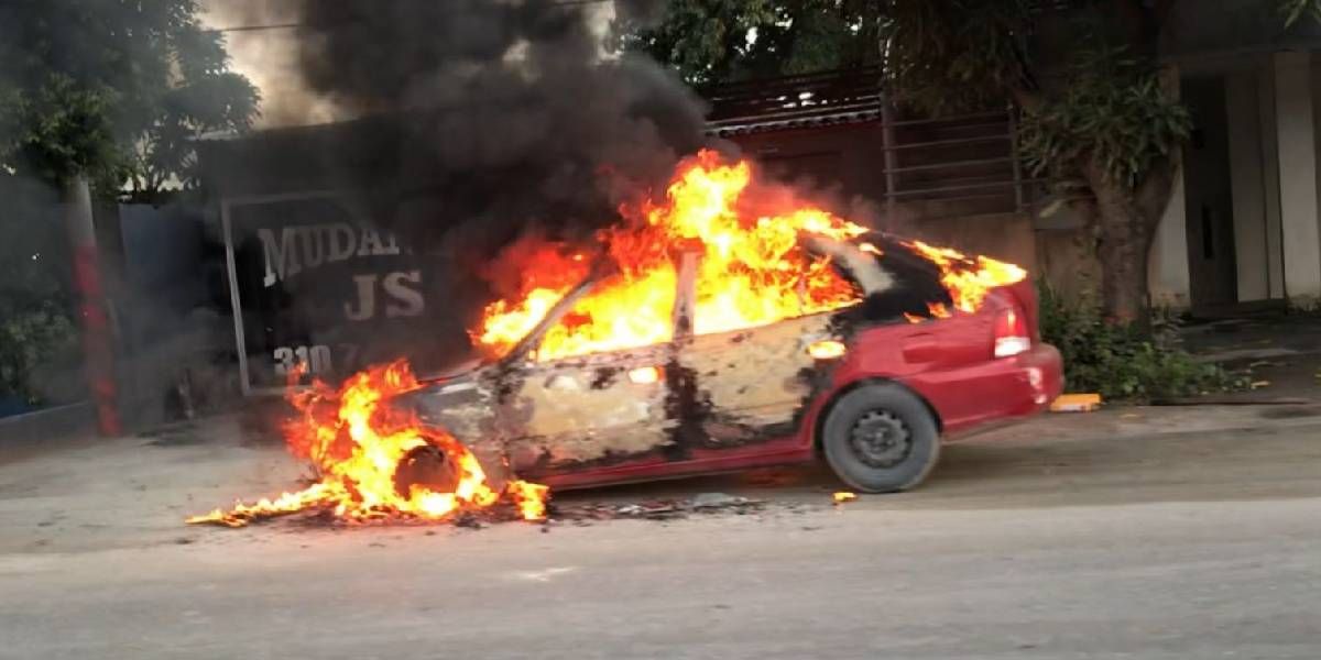 Auto rojo en llamas