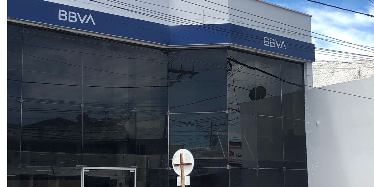 Seguimiento.co La mujer estaba dentro de la entidad bancaria.