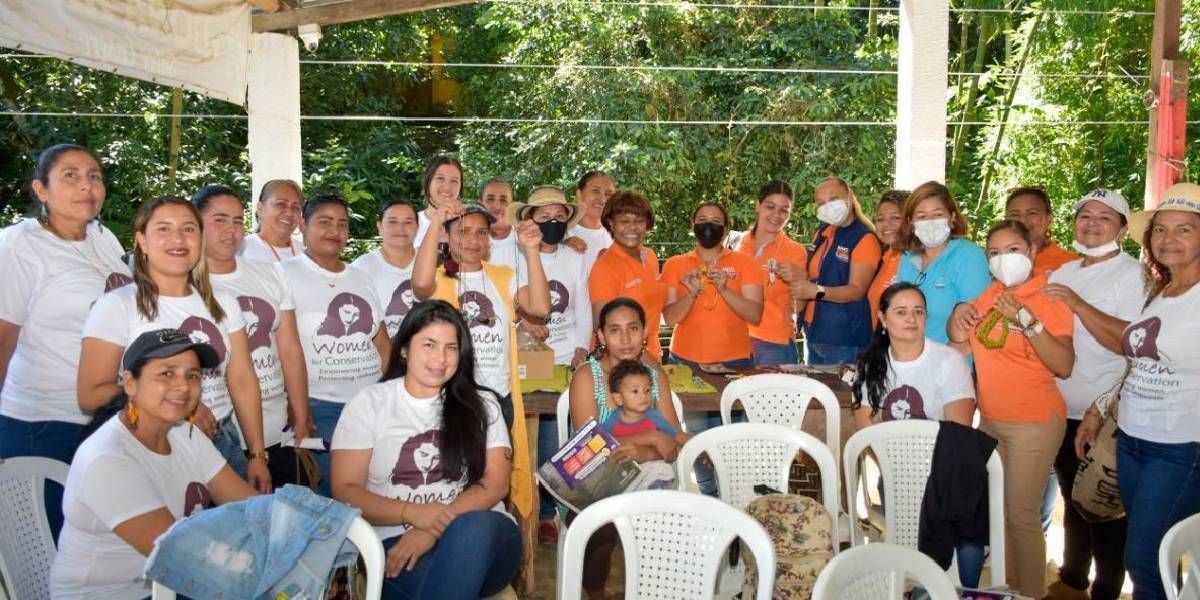 Mujeres reunidas en el corregimiento de Minca