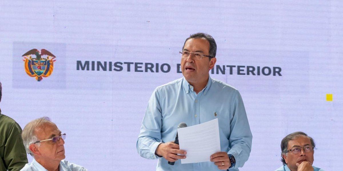 Ministro de interior Prada anunciando decisión del Gobierno
