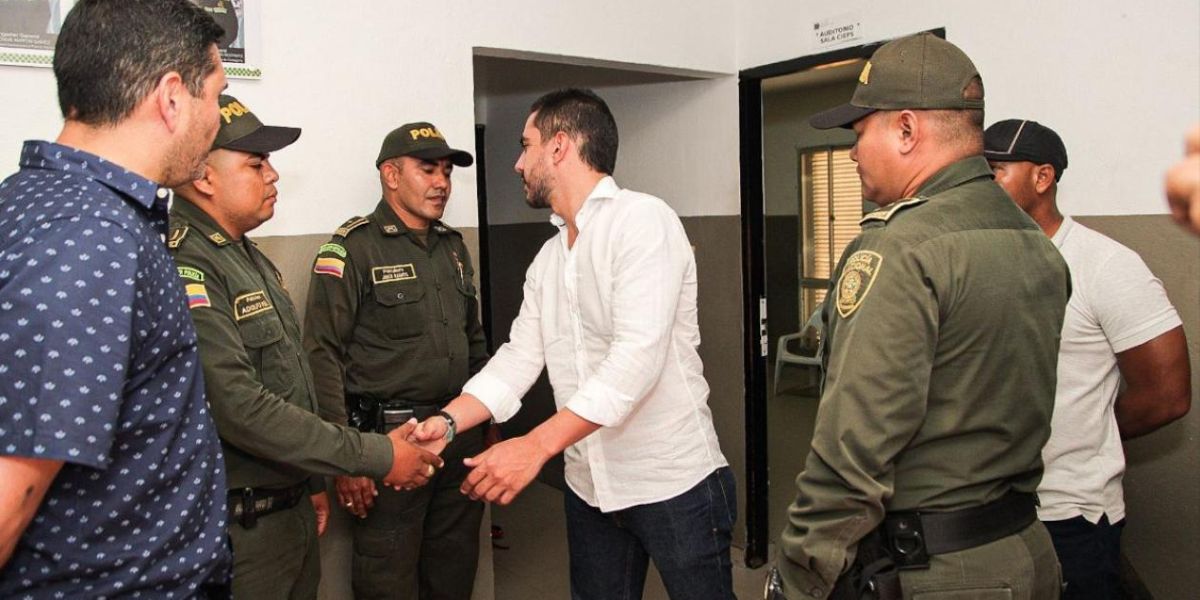 Alex Flórez junto con los policías.