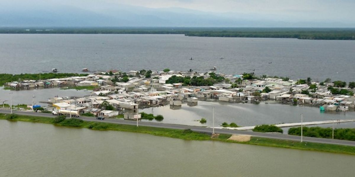 La población está asentada entre la Ciénaga Grande de Santa Marta y el Mar Caribe.