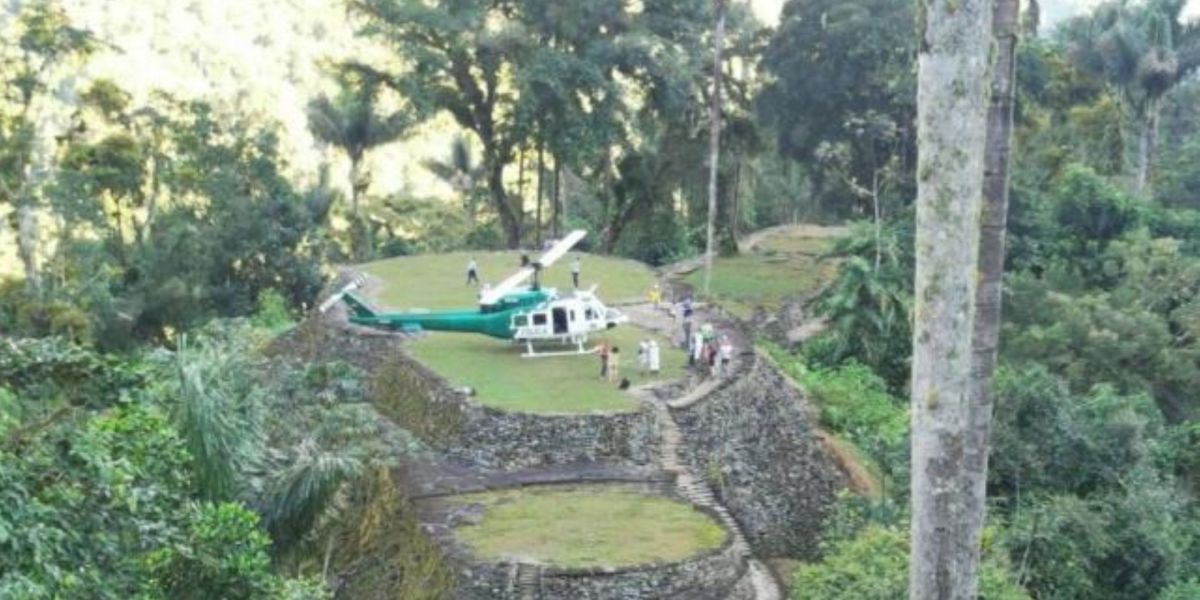 Helicóptero aterrizando en una zona protegida.