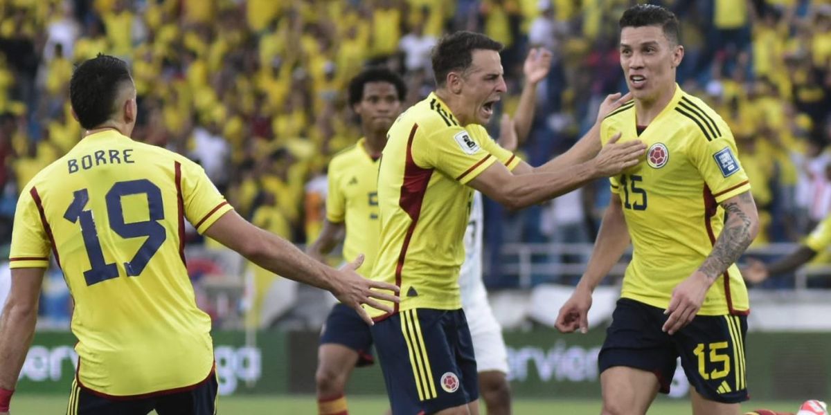 Cristian Mercado Matheus Uribe celebrando el segundo gol junto con sus compañeros.
