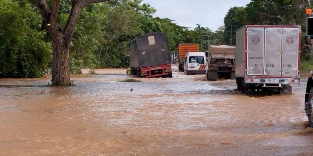 Vía La Cordialidad inundada por arroyos.