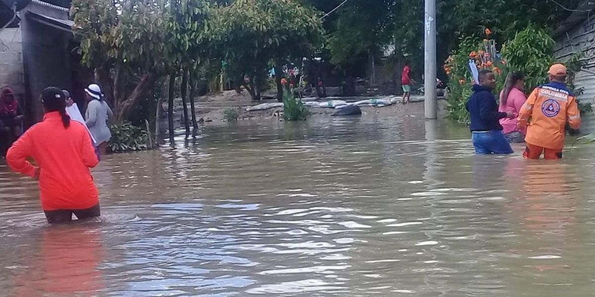 Con el agua hasta la cintura permanecen los pobladores de zonas aledañas a tres ríos desbordados en el Magdalena