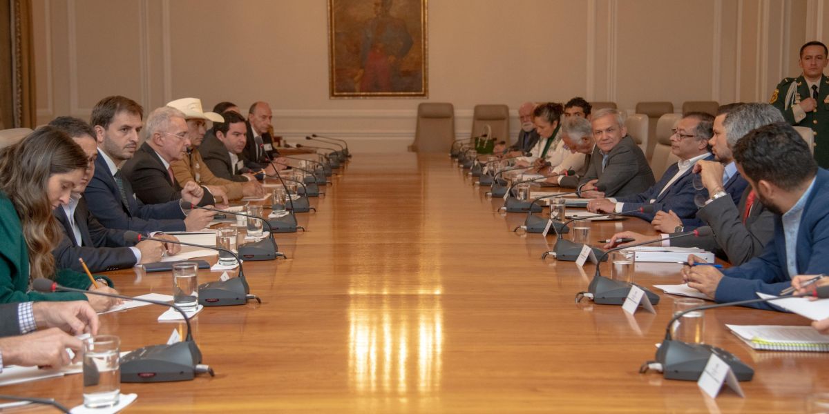 Cortesía Reunión entre Uribe y Petro.
