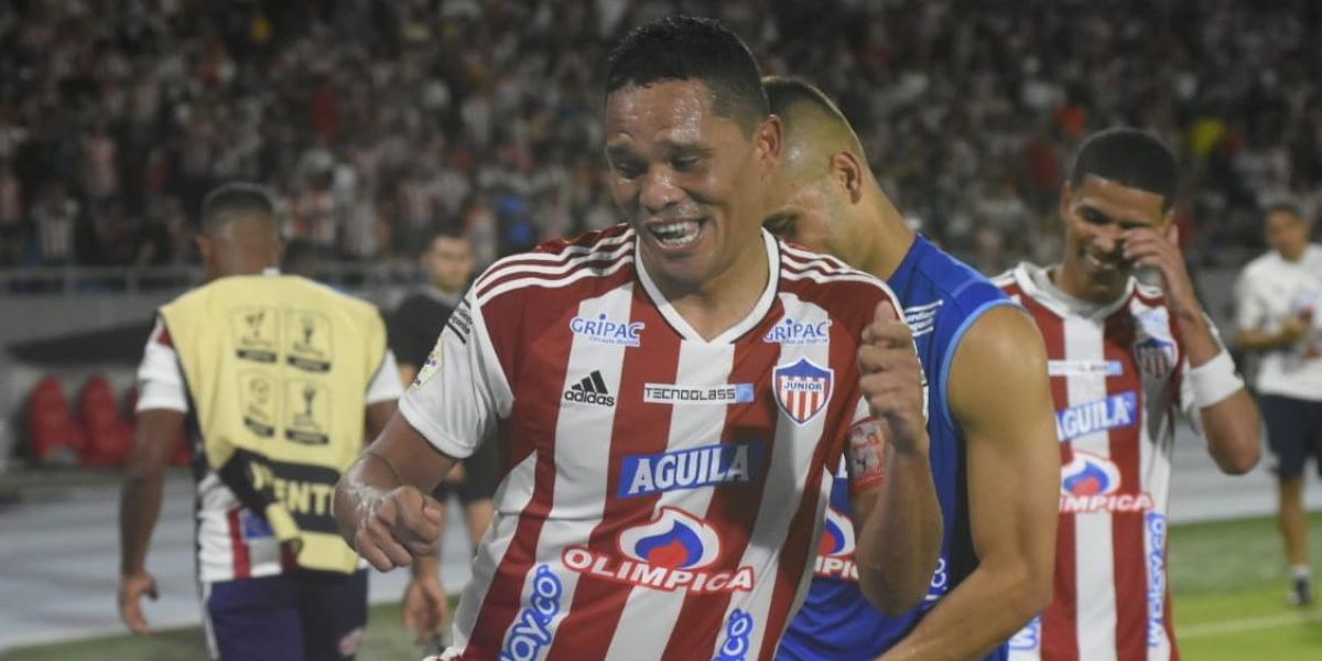 Carlos Bacca celebrando su gol.